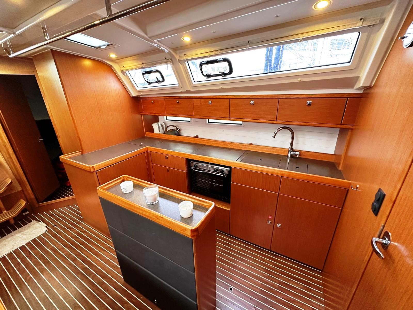 Bucătărie la bord — spațiu depozitare și frigider